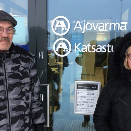 Ajovarman Espoon Hannuksenpelto -toimiston ovella liikenneopettaja Veikko Karkulehto ja tutkintoesimies Kirsi Tiainen