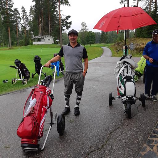 Sateesta huolimatta tyylikäs herrasmiesgolfari Jukka Mujunen, Lahden Golf, M50.