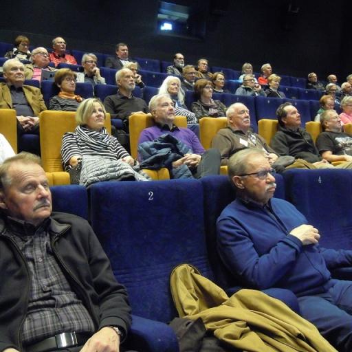 Vaihtelun vuoksi Open Forum ja vuosikokous pidettiin Helsingin asemesta Hyvinkäällä. Hotelli Sveitsin tiloissa toimivaan elokuvateatteriin kokoontui kuutisenkymmentä senioria.