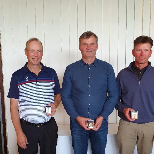 M50 haastaja tourin mitalistit vas. Juha Sillman (2), Harri Mäkelä (1) ja Jukka Salo (3)