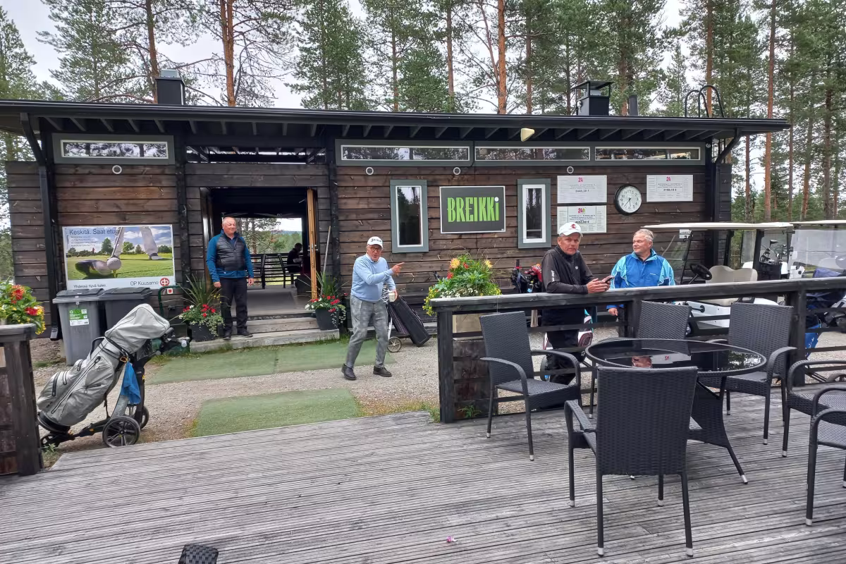 Kentän klubirakennus mäen harjalla