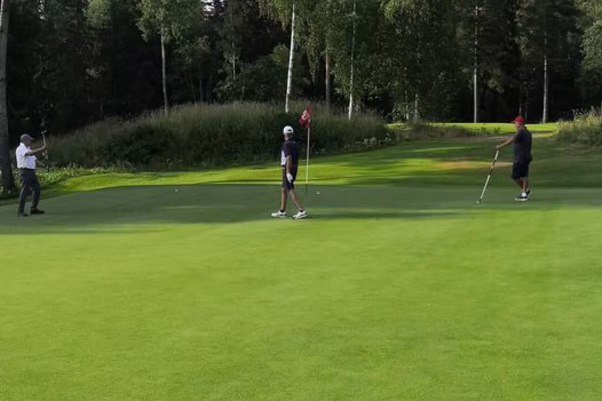 M70 SM-kisat loppusuoralla Takkulassa. Viimeinen ryhmä Patrik Hallamaa, Markku Utti ja Matti Mäkivirta greenillä 15.
