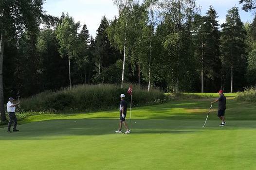 M70 SM-kisat loppusuoralla Takkulassa. Viimeinen ryhmä Patrik Hallamaa, Markku Utti ja Matti Mäkivirta greenillä 15.