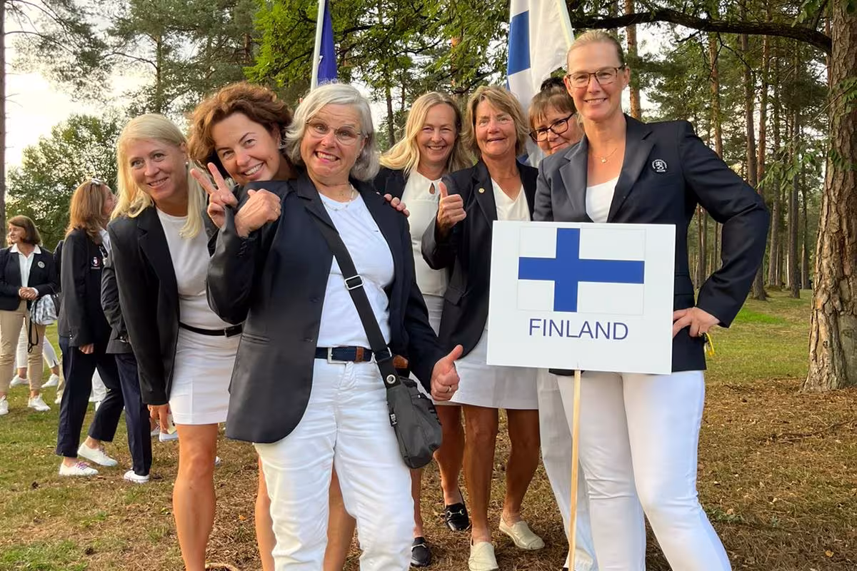 Suomen naiset EGAn EM-joukkuekisojen avajaisissa Golf Arboretumissa 2022