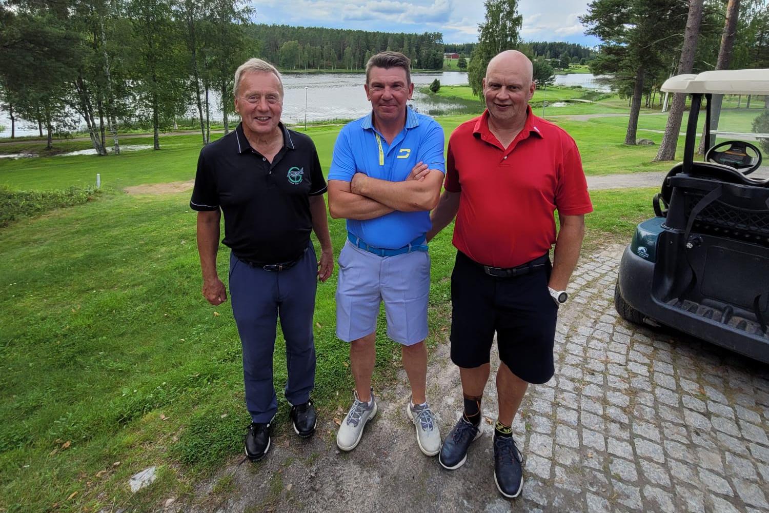 M65 sarjan voittaja Veli-Heikki Harjula VaG, M50 voittaja Janne Lapinkorpi JSG ja M50 kolmas Mika Männikkö JSG.