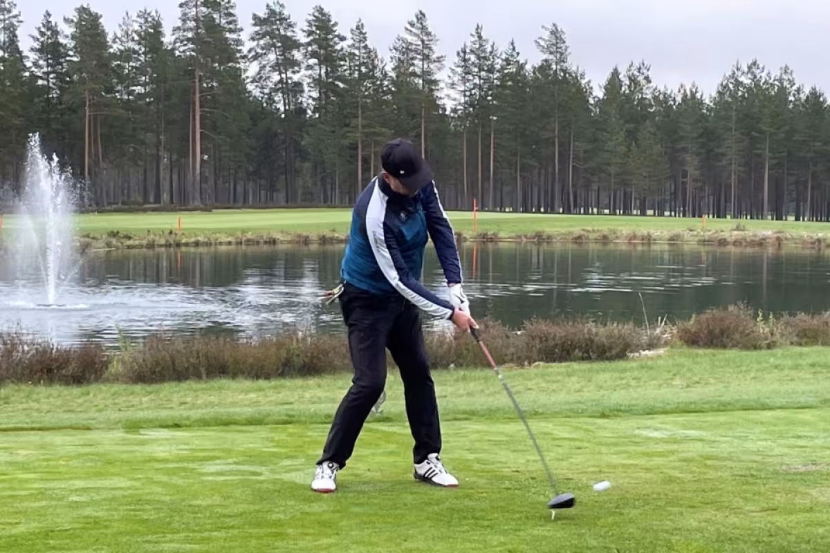 Kuudenneksi sijoittunut Juha Sillman 10. väylän avauksessa.