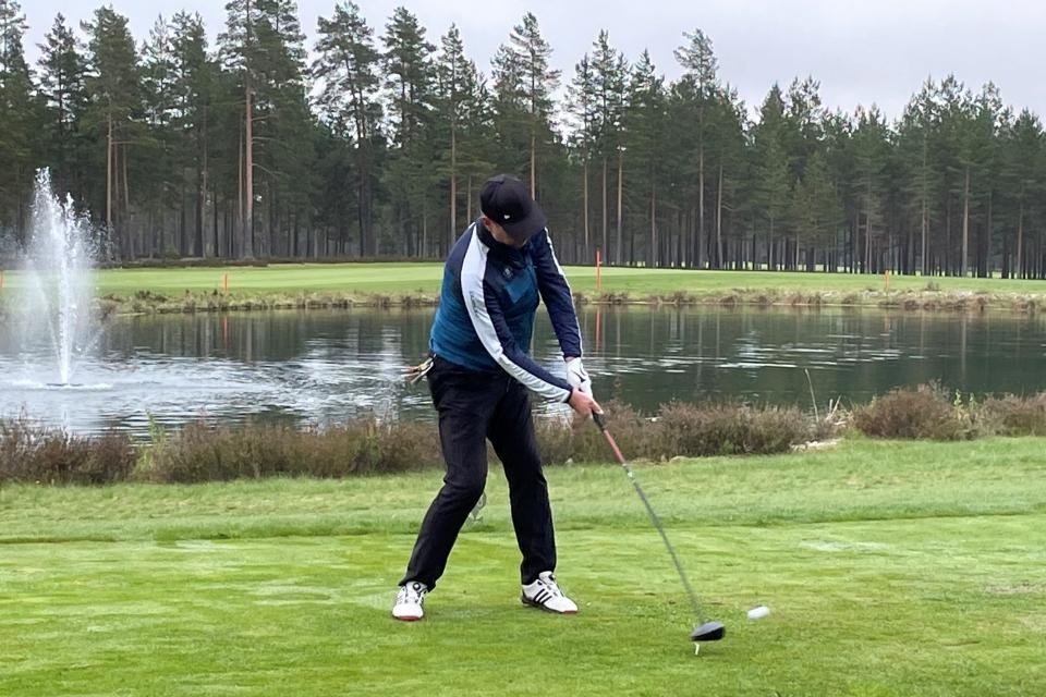 Kuudenneksi sijoittunut Juha Sillman 10. väylän avauksessa.