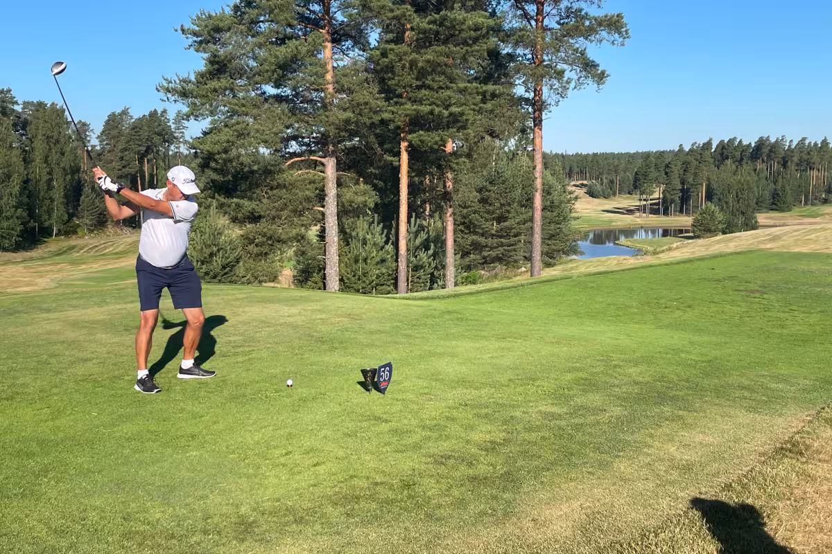 Kilpailun avauslyöntiä lyömässä Nurmijärvi Golfin Anssi Mäki-Kahma