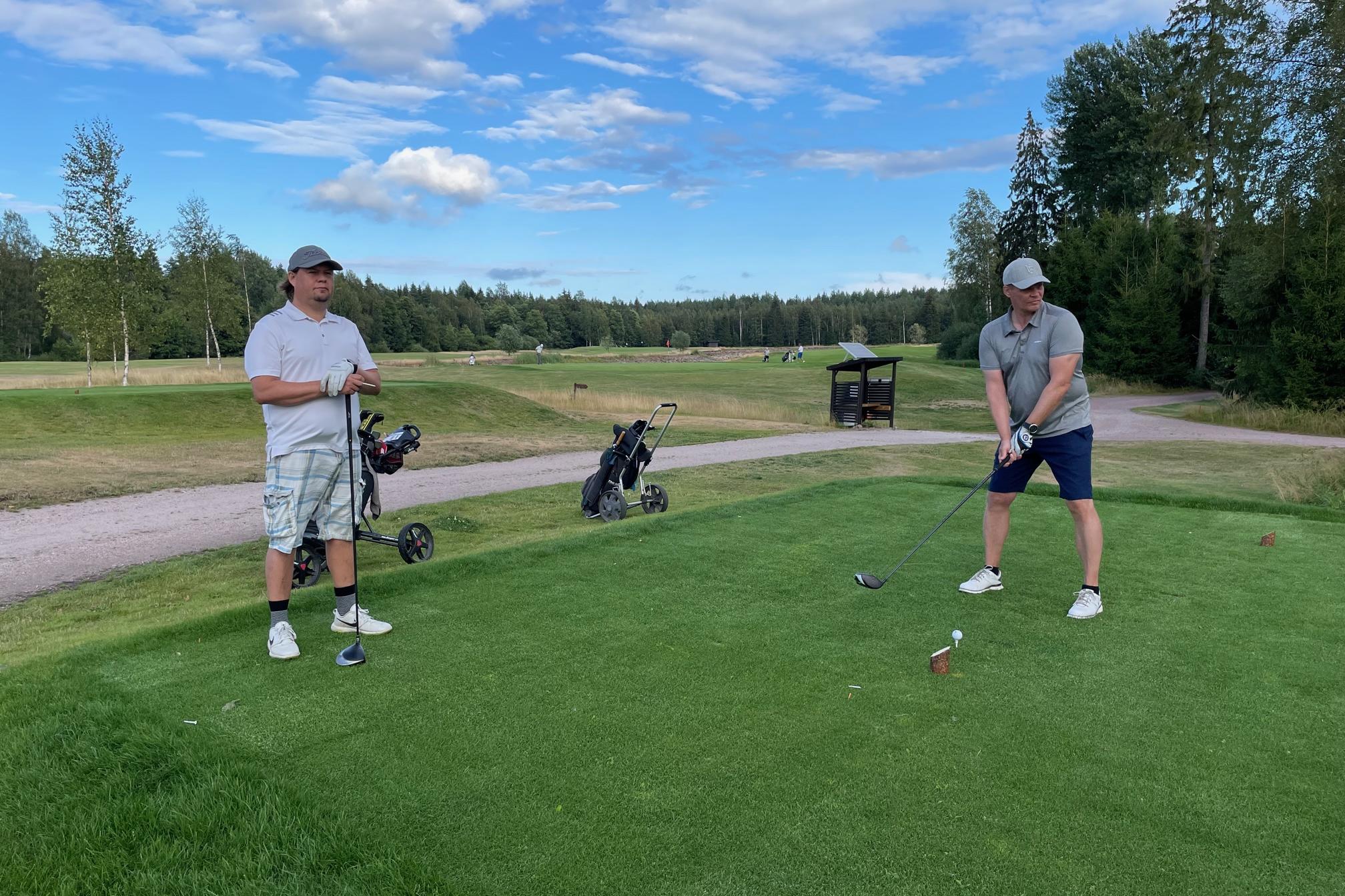 Kilpailun voittaja Perunkagolfin Markku Liuksa lyömässä viimeisen väylän voiton mahdollistavaa avausta. Taustalla Nurmijärven Golfin Teemu Kaattari.