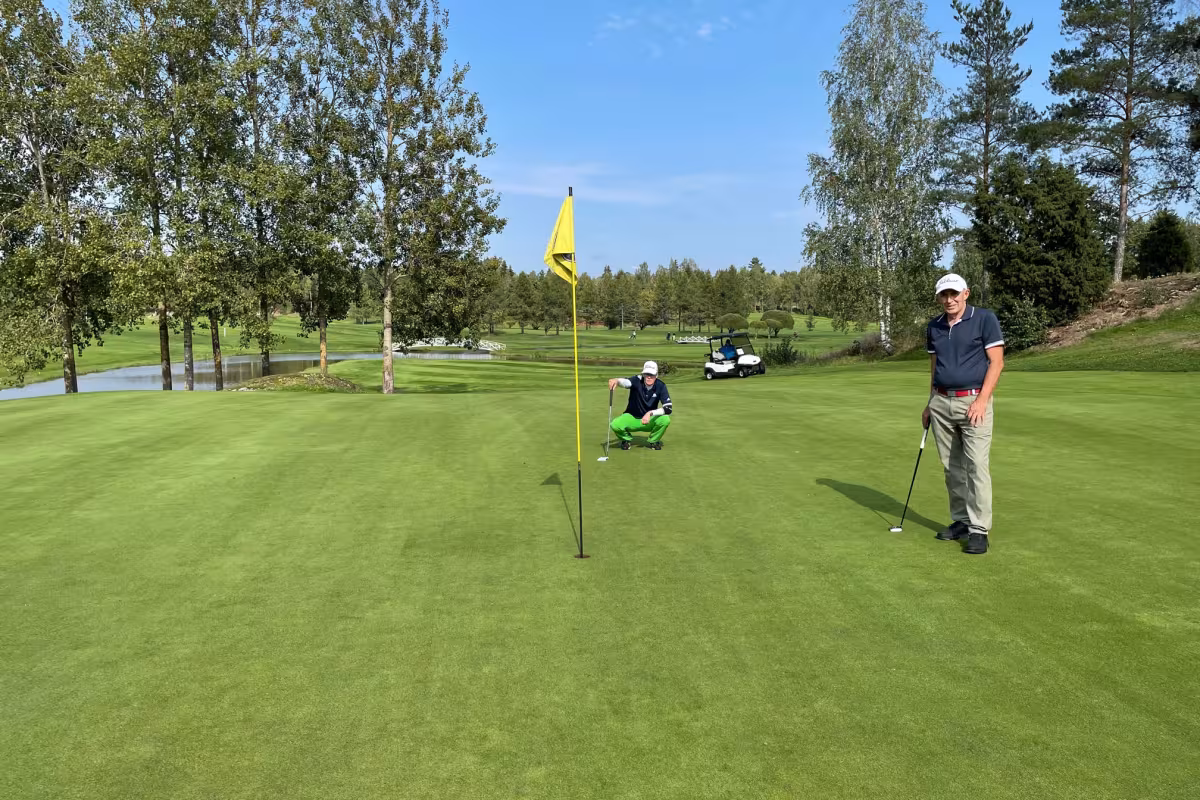 Muuramen Keijo Lehtokorpi sihtailee puttilinjoja ja Markus Heikkilä tarkkailee tilannetta. Taustalla kilpailun tuomari.