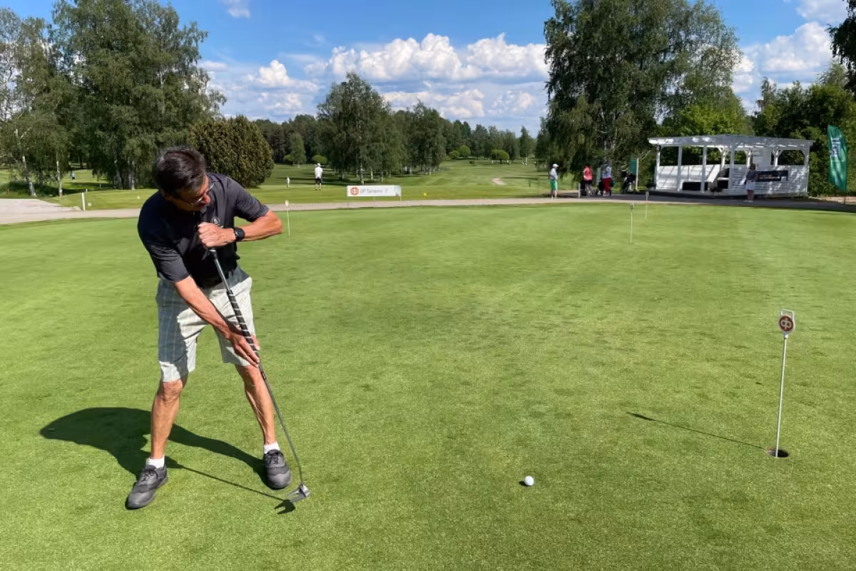 Päivän voittaja Veijo Suomela harjoittelee puttigreenillä
