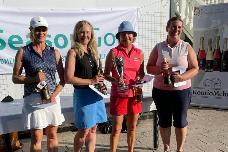 N50-luokan parhaat Annika Ahlstedt, Johanna Mustjoki-Purhonen, Minna Kaarnalahti ja Tiina Vainio