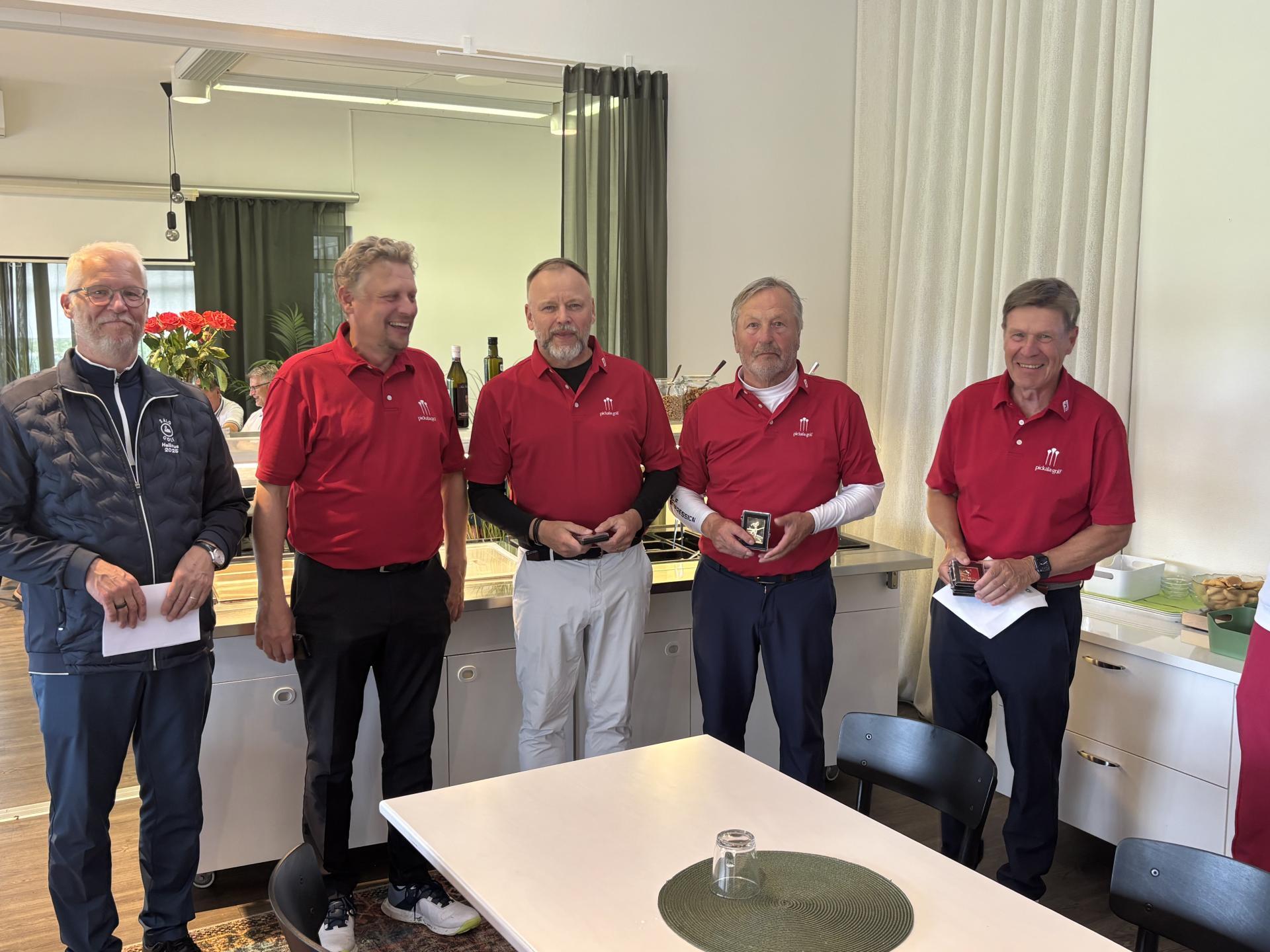 Salo Golfin puhj. Arto Mustonen onnittelee Pickalan joukkueen pelaajia