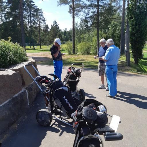 Vasemmalla M70 voittaja Heikki Pekkinen Kerigolfista sekä Mikkelin Heikki Juutilainen ja Rolf Hedman  