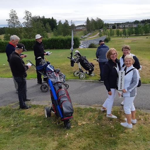 Naiset laittavat miehiä matkaan Ringside Golfissa