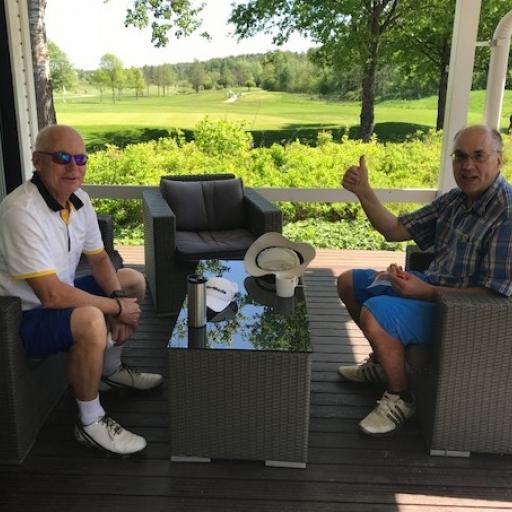 Voittajalle ja hyvälle kisalle kannattaa peukuttaa. Vasemmalla M60-sarjan voittaja Peter Hutton (PGC), peukuttajana pelikaveri Kai Nyman (ERG). (Kuva: Maili Soukka)