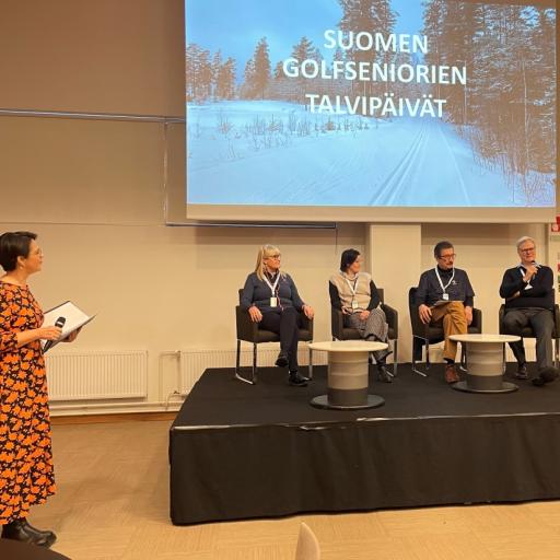 Haastattelija Ansku Tilus ja panelistit Marianne Kangasniemi, Anne Karppinen, Veijo Suomela ja Markku Salo