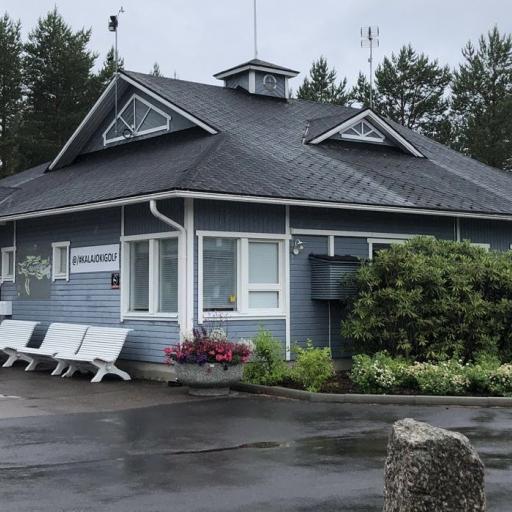 Kalajoki Golfin klubitalo edellisen illan sateessa.