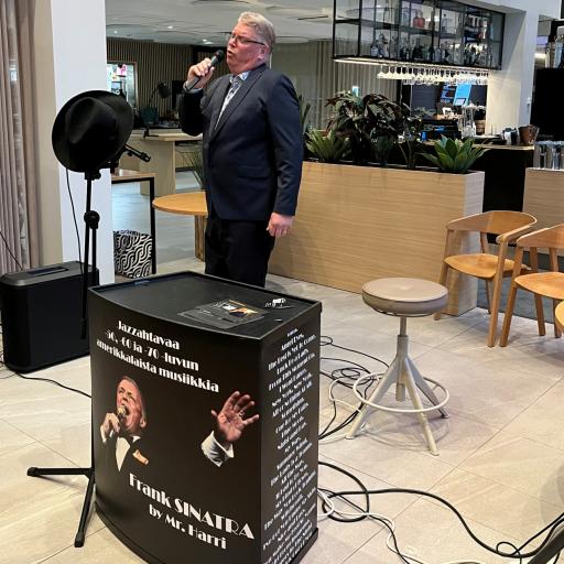 Illan esiintyjä Mr. Harri "Frank Sinatra"