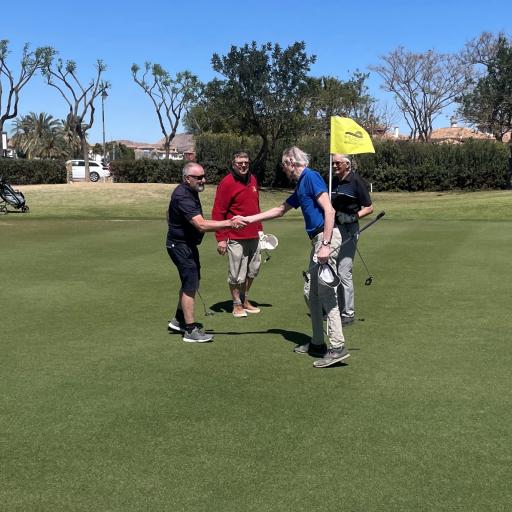 Kierroskättely Mar Menorin 18. greenillä Kari, Tomi, Markku ja Eero