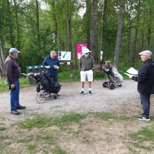 Kurkin Raimo Aho antaa ohjeita oik. Martti Penttiselle, Erkki Rantaselle ja Pekka Konttiselle. Trygve Sjöblom on kuunteluoppilaana.