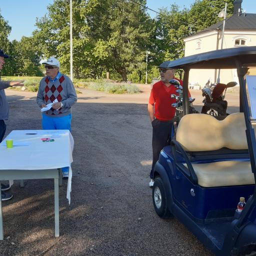 Talin Lauri Gulin ohjeistaa Aulangon Juhani Niemistä ja Karjala Golfin Väinö Rapoa ensimmäisessä lähdössä