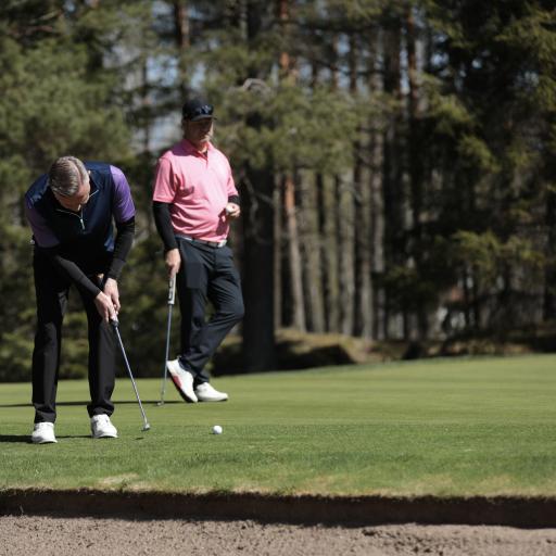 FST tourin tyylikkäimmän jakauksen omaava Petri Jyräksen putti livahtaa ohi ja taustalla oleva Sebastian Nymark säkittä oman puttinsa lähes samasta paikasta koteloon.