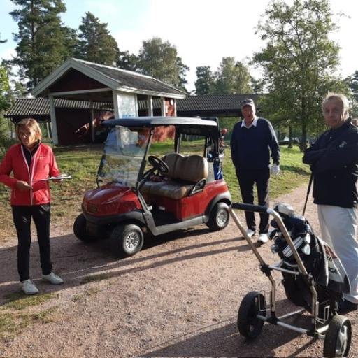 Ruukissa pelatun M70 Tourin 4. osakilpailun startteri Tuija Elomaa lähettämässä Pickalan Raimo Pasasta ja Nevaksen Jussi Jalkasta matkaan.