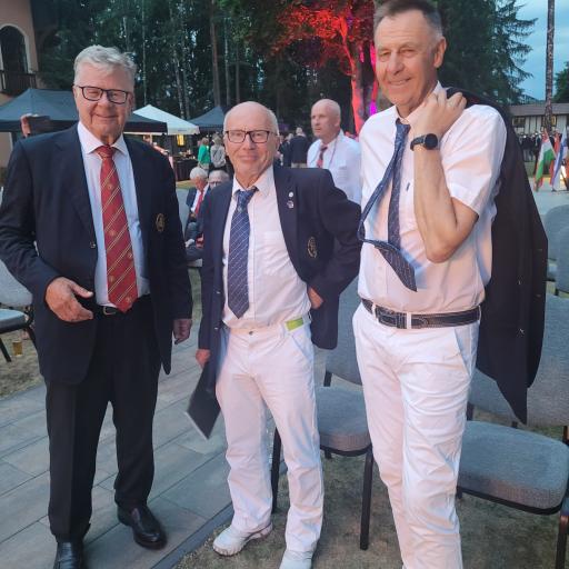  Aki Kurronen ja Risto Saari Sveitsin kapteenin juttusilla.