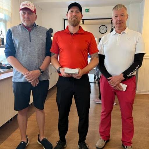 Sarjan M50 voittaja Tuukka Uusitalo (keskellä), kakkonen Jarmo Altis (Harjattula Golf & Country Club) ja kolmonen Petri Karppinen (Nevas Golf). Kuva: Minna Mäkinen