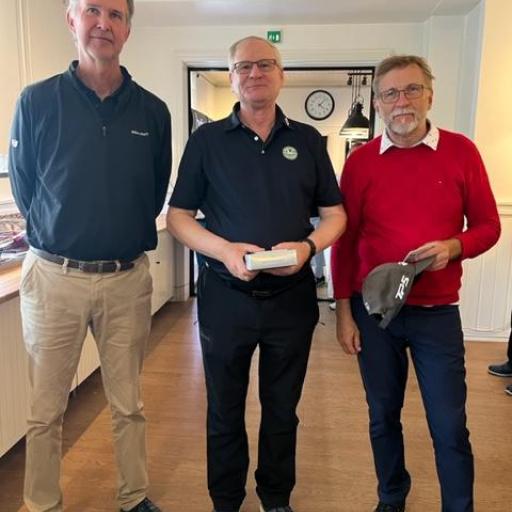 Sarjan M65 voittaja Jouni Aitamaa (keskellä), kakkonen Kari Stenberg (Holiday Club Golf) ja kolmonen Ilkka Siltakorpi (Porvoo Golf – Borgå Golf). Kuva: Minna Mäkinen