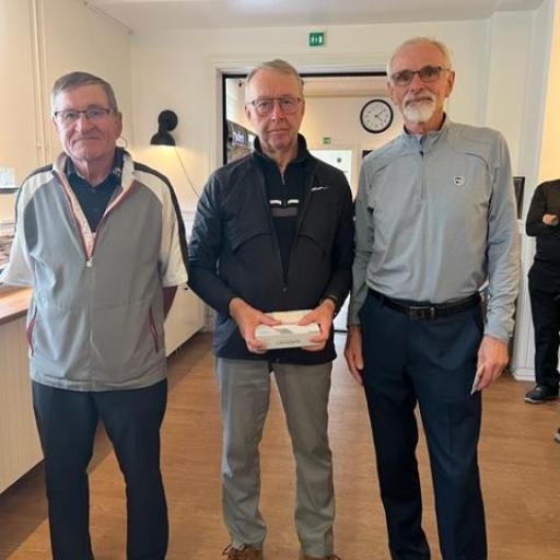 Sarjan M75 voittaja Antti Haavisto (keskellä), kakkonen Pekka Mattila (Etelä-Pohjanmaan Golf Seinäjoki) ja kolmonen Heikki Parkatti (Jyväs-Golf). Kuva: Minna Mäkinen