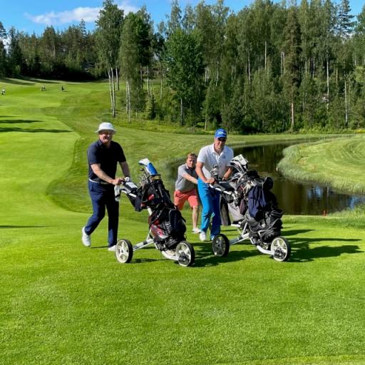 Ryhmä Janne Ouni, Pauli Järvinen ja Jari Peltonen saapumassa viimeiselle greenille