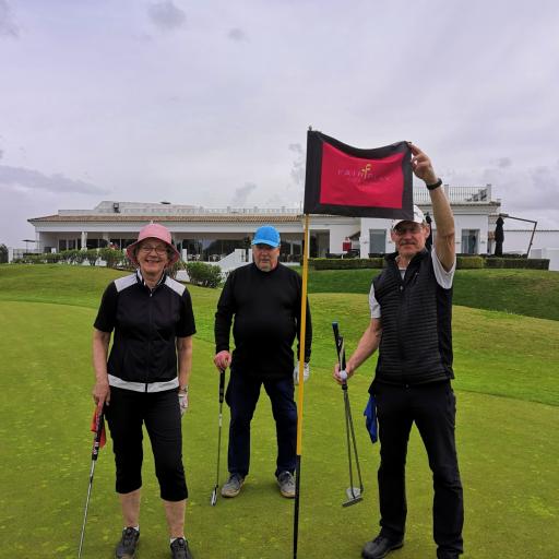 Helena Löfgren-Mikkola, Markku Koponen ja Timo Mikkola Farirplay Golfin lippua esittemässä