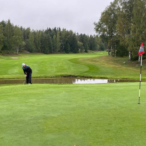 Pentti Partanen chippaamassa lyhyeksi jäänyttä lähestymistä viimeiselle greenille