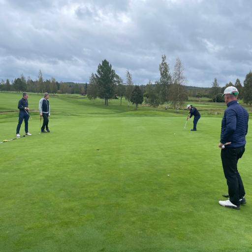 Peuramaan Foursome-pari Klaus Karlsson ja Harri Salmivaara par.in teossa väylällä 1. Keimolan Golfin pari Stenberg/Vänskä tarkkailee 