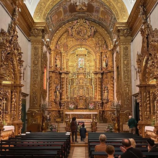 Faron karmeliittakirkon koristeellinen alttarinäkymä