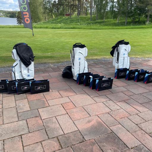 Kytäjä Golf lahjoitti palkinnoiksi hienot BMW-bagit kunkin sarjan voittajille ja muille sijoittuneille hienot tuotekassit