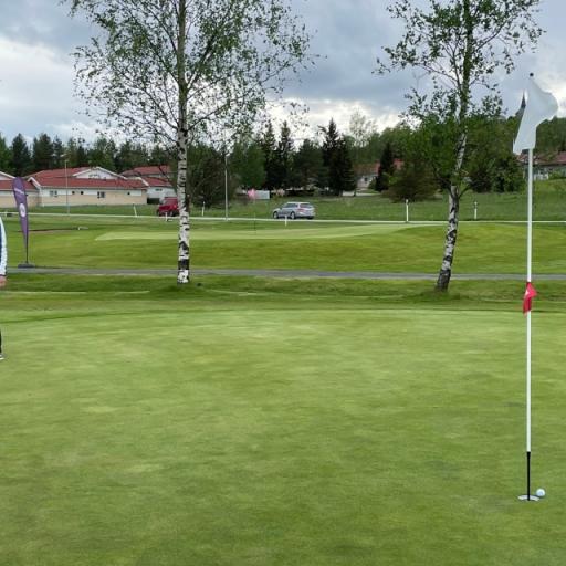 Kopsu puttaamassa ratkaisevaa puttia 18. väylän greenillä. Hiuksen hieno huti pudotti hänet kolmanneksi.