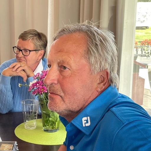 Mestaruus vaatii hyvän caddien ja sparraajan, Arilla se on taustalla oleva Sirkka Vauhkonen