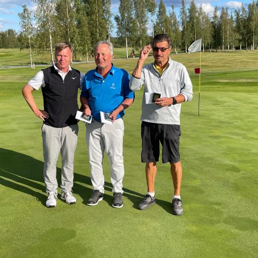 Mitalikolmikko Jukka Pajunen (hopea), Ari Vauhkonen (kulta) ja Veijo Suomela (pronssi)