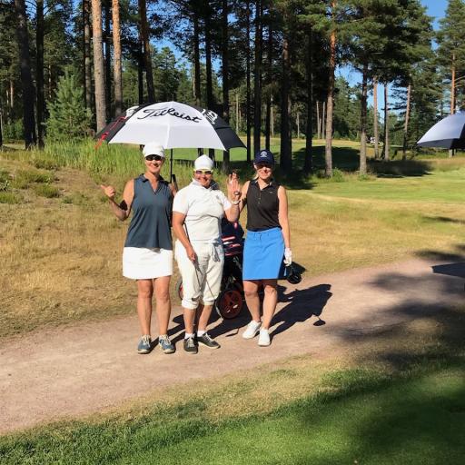 Hcp voittaja Ilona Kauppinen sekä Satu Huotari ja Johanna Mustjoki-Purhonen vilkuttavat iloisesti. Otos kuvaa mainiosti SM-kilpailujen hyväntuulista tunnelmaa