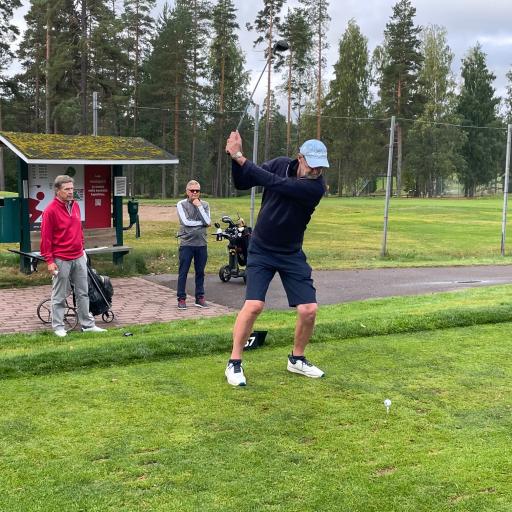 Seppo Pakola avaamassa ensimmäisellä väylällä ja kisan junailussa vahvasti auttanut Erkki Kortelainen odottele vuoroaan yhdessä Risto Hotin kanssa. Koko porukka pelasi saman tuloksen +11 ollen jakamassa yhdeksättä sijaa.