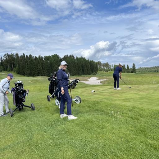 Lauantaina kisaan lähdettiin kahdelta tiiltä poutaisessa säässä. North-Westin kympillä lähdössä Sirkku Perttilä, Marja Virtanen ja Anu Heilimö