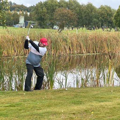 ekka Nokelainen Koski-Golfista pelasta pallon vesiesteen rajoilta väylällä 10