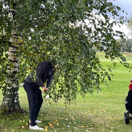 Välillä täytyy laittaa pää pensaaseen. Pickalan Sebastian Nymark antoi anteeksi Foursome pari Samuli Yliperttulalle kun kulta tuli.