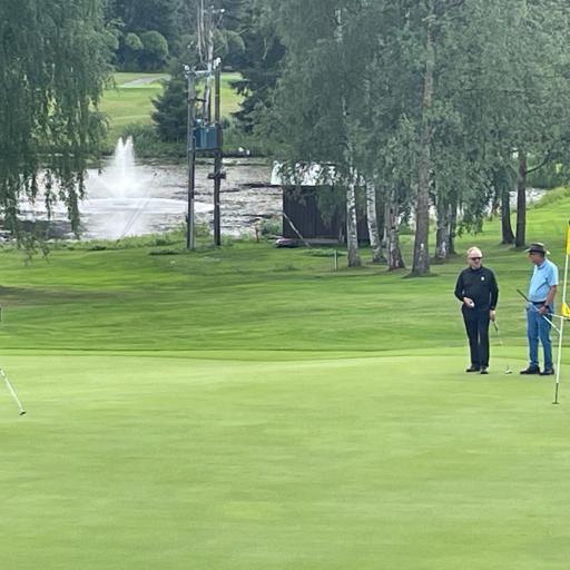 Nevaksen Seppo Pakola puttaamassa 18. greenilla ja Golf-Porrassalmen Jarmo Suvisuoja Kytäjän Matti Tervonen tarkkailevat.