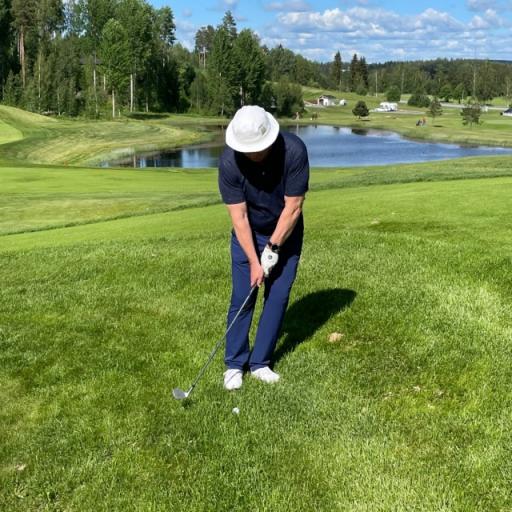 Janne Ouni chippaamassa komeissa maisemissa väylän 18 greenille