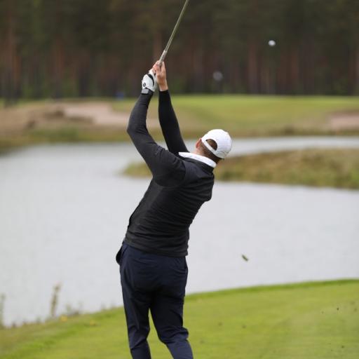  Jari Puurtisen avaus reijällä 13 hienosti viheriölle.Birdie.