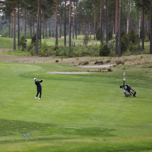  Jari Puurtisen lähestyminen peruukin juureen. Helppo birdie.